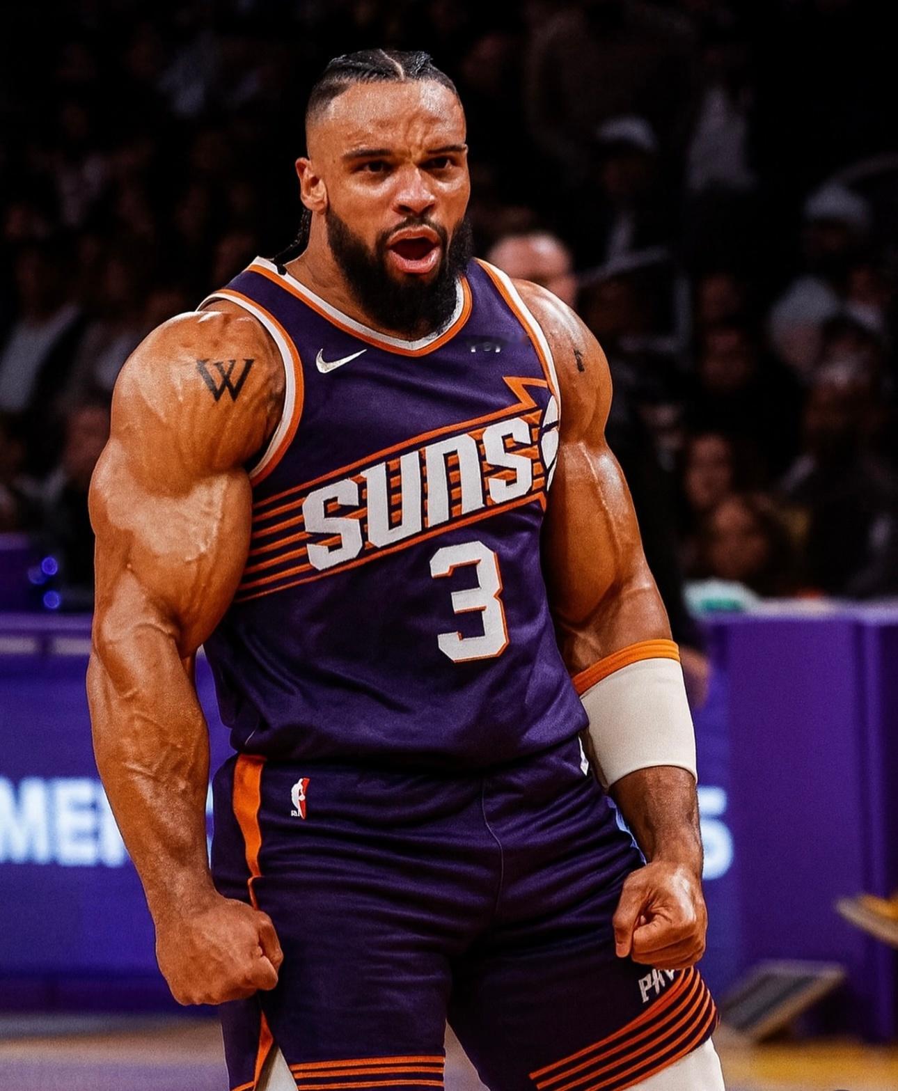 肌肉狂人配置，再加个我Images via nba.mogul 