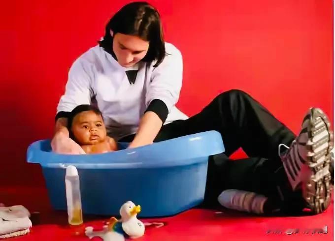 说实话，第一次看到20岁的梅西给婴儿亚马尔洗澡的照片，我以为又是哪里来的AI作品