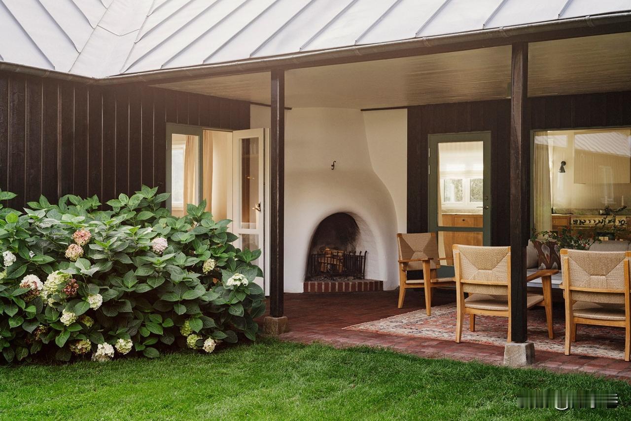 瑞典西南海岸中世纪风格住宅。
住宅内部，吊棚内，木质的横梁横跨在天花板上，散发出