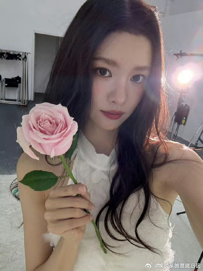 张艺上说下次只美不崩溃张艺上回应张艺上门面担当谁能拒绝又美又真诚的张艺上呢，颜值