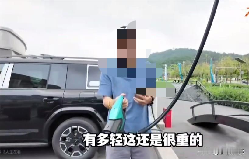 黑完二代刀片电池充电温度，黑二代刀片电池重量，然后又是各种辅助工具暴力拆解二代刀