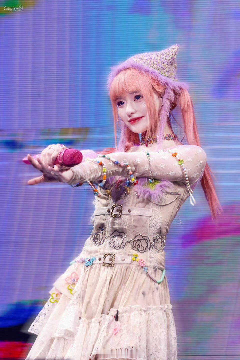 黄霄雲歌迷最大对手是黄霄雲 黄霄雲抢自己演唱会票的操作太绝了，迷迷糊糊被叫醒还能
