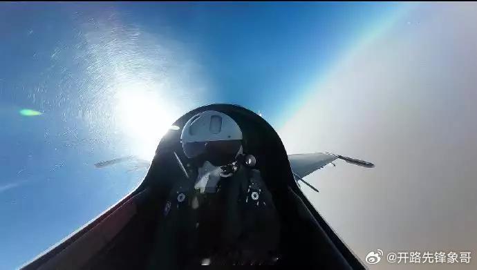 “起飞！”指挥员一声令下，数架战机如利刃出鞘、接续升空，一场实战化飞行训练拉开帷