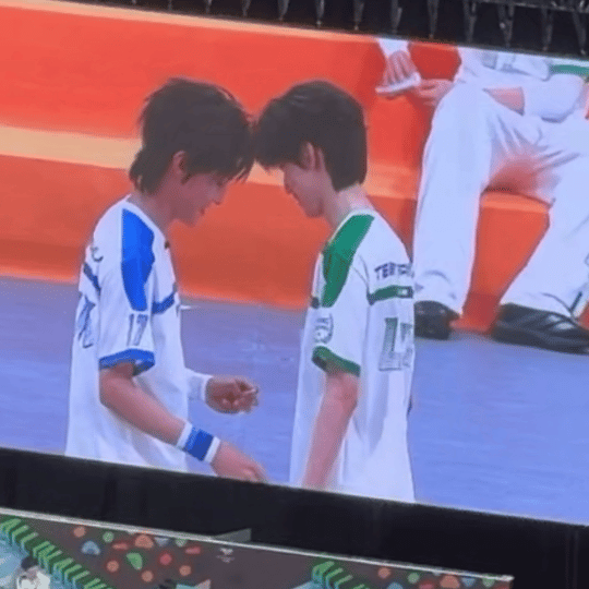 喂！轻敲胸口是什么意思！凭什么他可以我也要