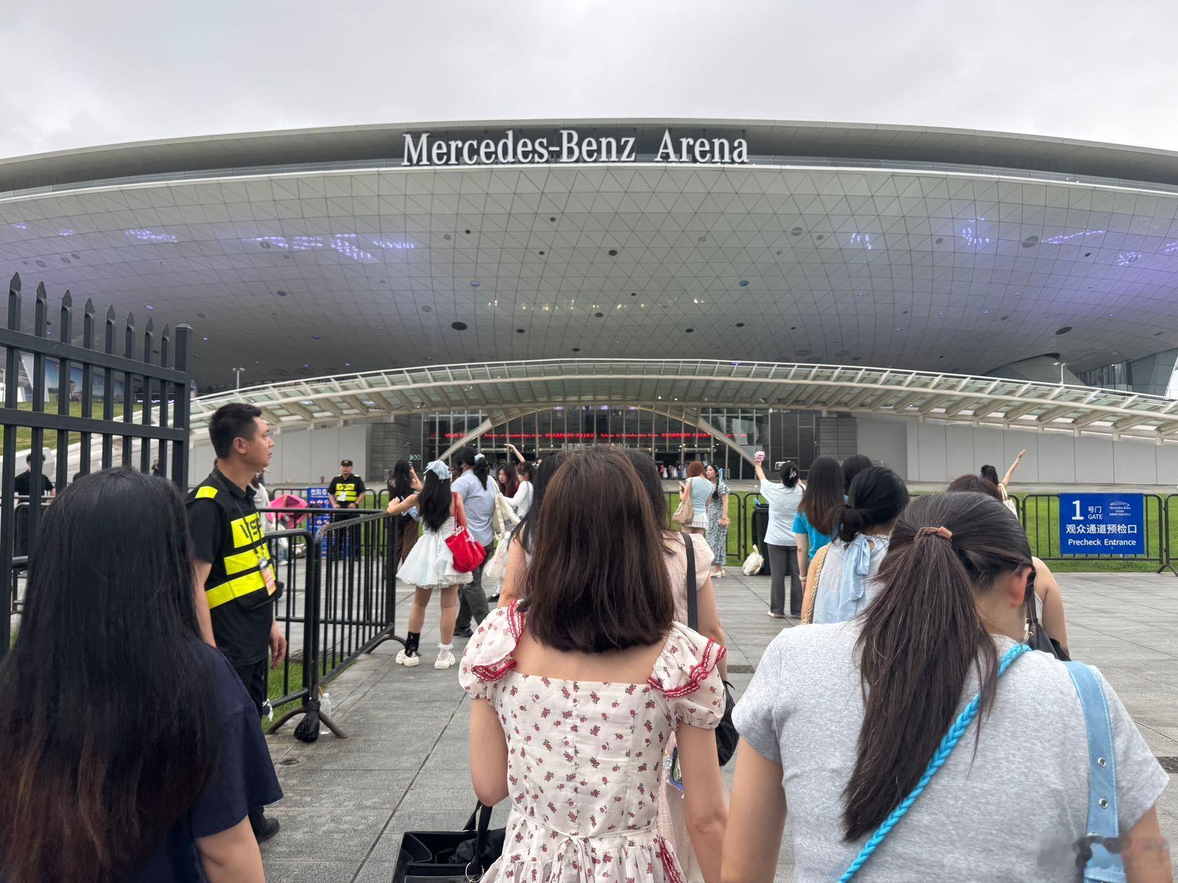鹭卓上海演唱会彩排 线下路透记录下彩排完整画面，鹭卓认真对待每一段唱跳段落，全新