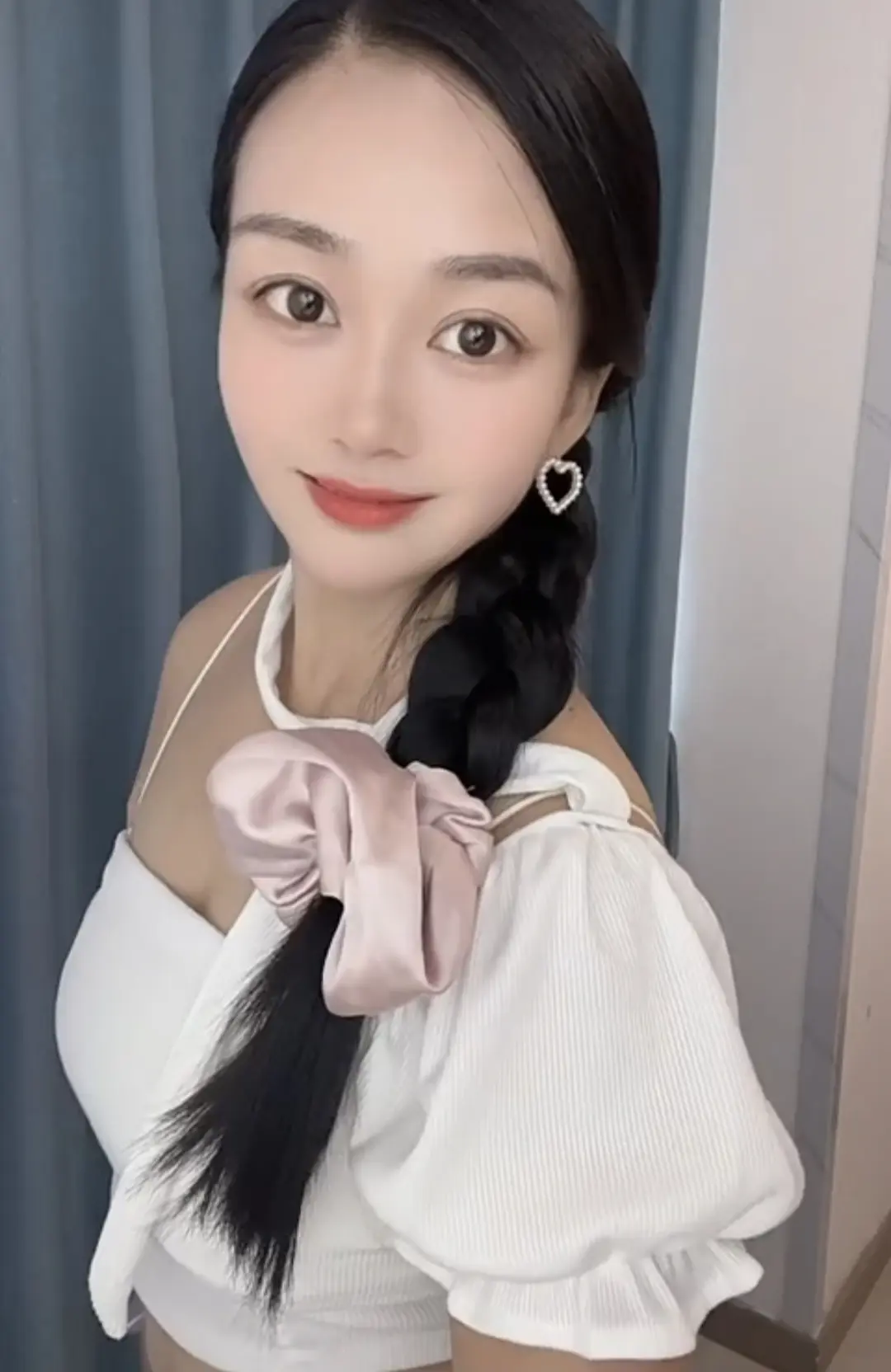 女孩子就要笑起来甜甜的，累了就出去玩，努力提升自己才能遇见更好的光