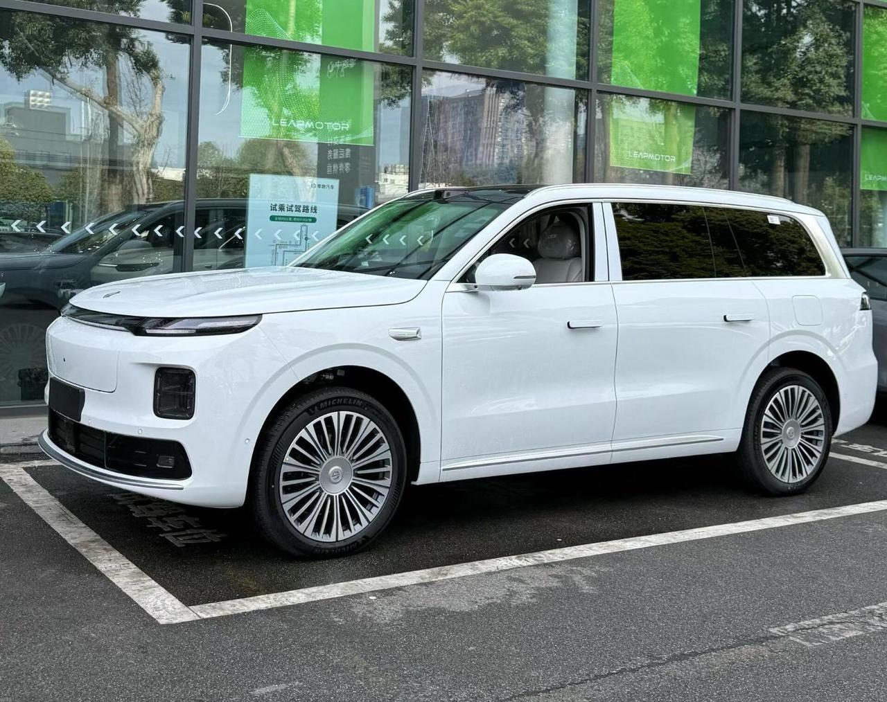 兄弟们，零跑来真的了！
全新旗舰SUV——D19展车已陆续到店，预计4月正式交付