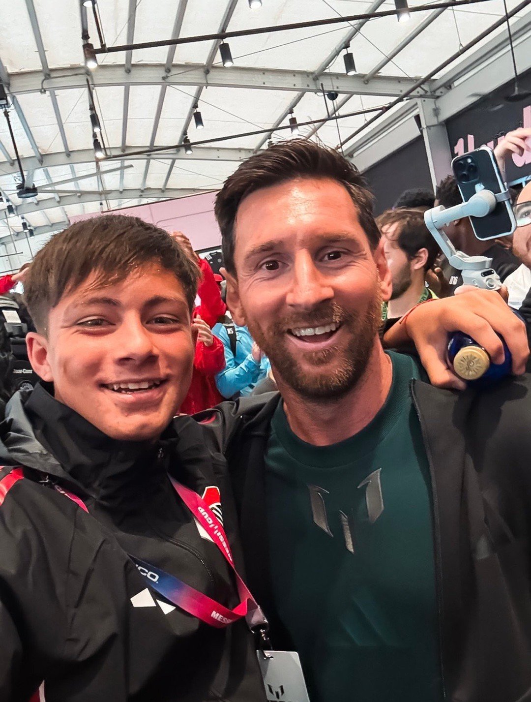 梅西杯 😍😍😍梅西与河床小球员合影🤳🏻好开心😄迈阿密国际超话梅西河床