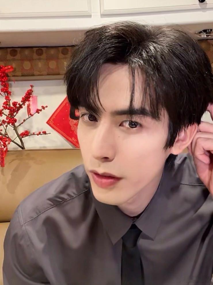 姚弛演我看宋威龙直播的样子  救命！宋威龙的突击直播直接被姚弛的弹幕“霸屏”了！