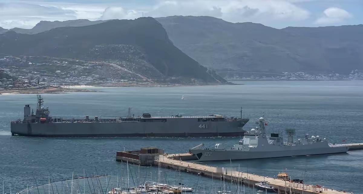 美国双航母拍门，中国海军前往霍尔木兹海峡，试试美军几斤几两
美国航母拍门之际，中