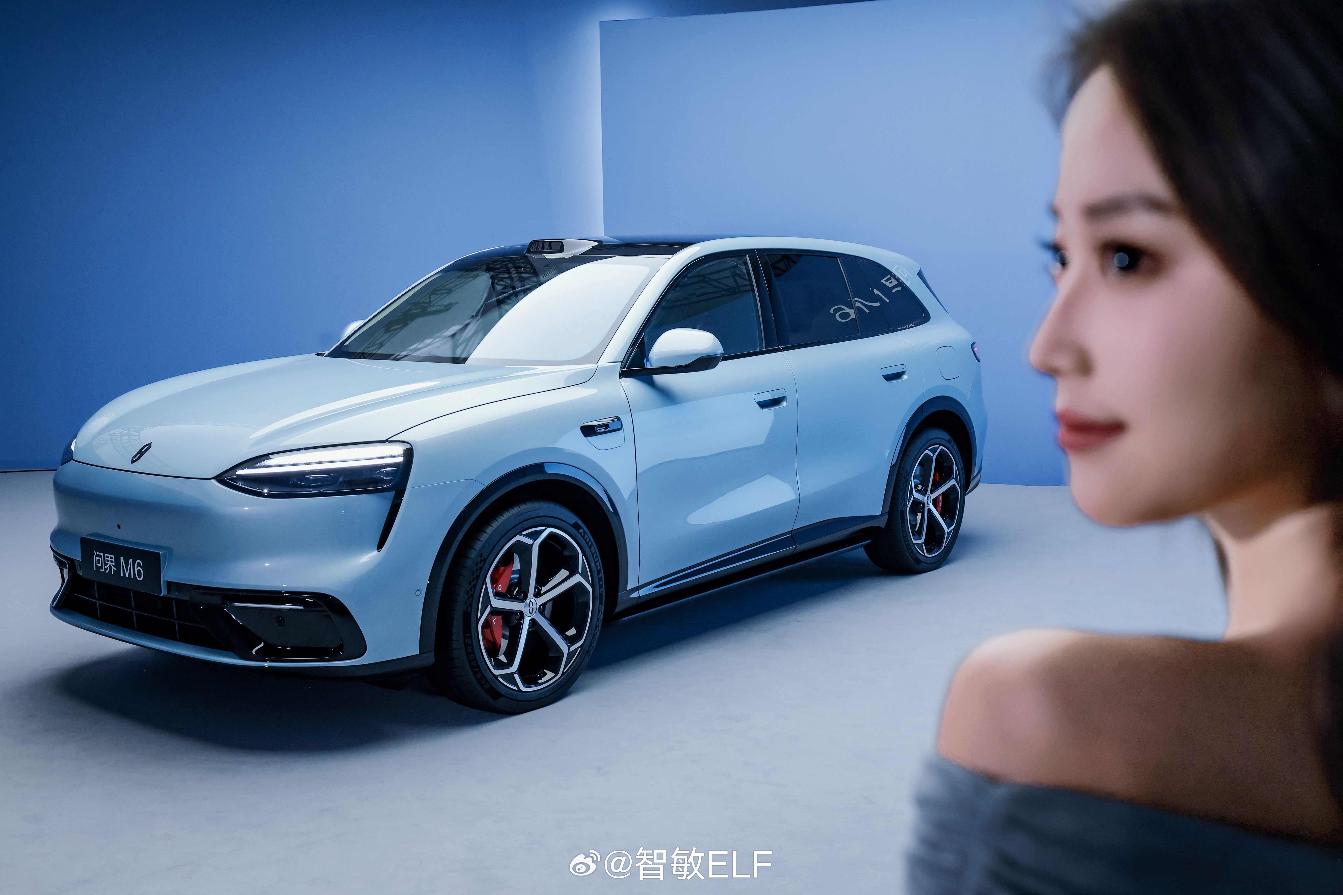 给大家介绍一下这是问界M6 我最喜欢的颜色流光青