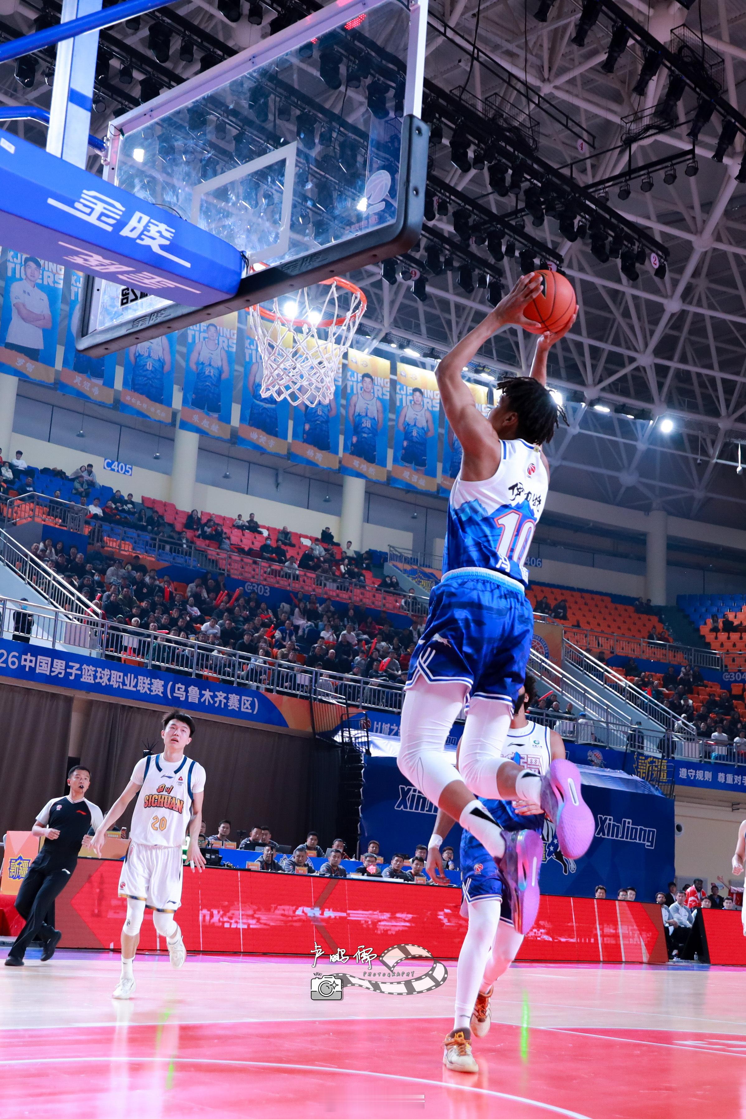 今儿拿篮筐做个拉伸～冯傲新疆男篮小卢篮球世界