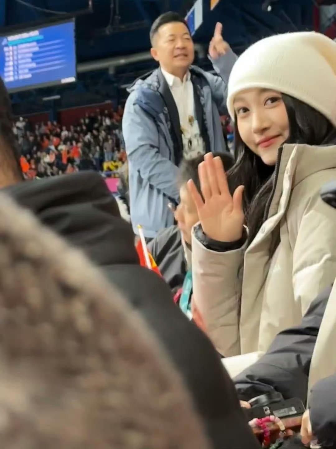 关晓彤在冬奥会看完这场看那场关晓彤冬奥观赛河南春晚无缝衔接 从冰球到短道速滑无缝