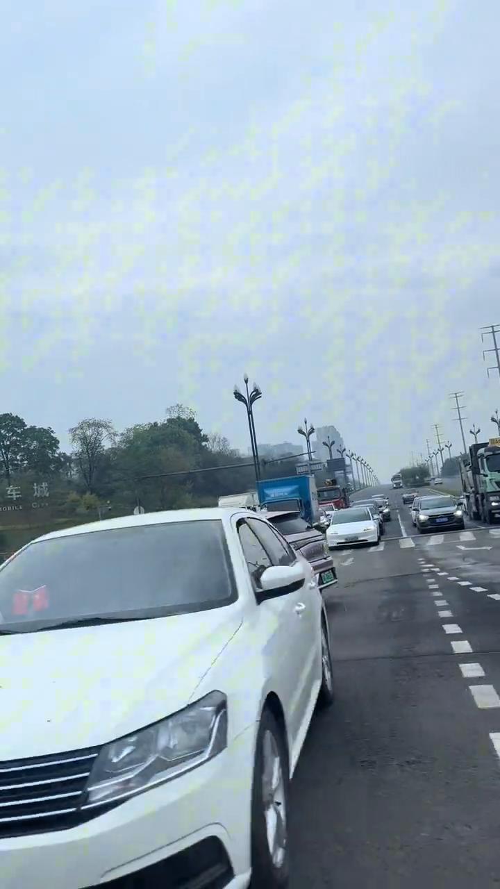 买电车千万别买贵的，就买这种几万块的小电车，性价比高又实用，就算它折价也不会太心