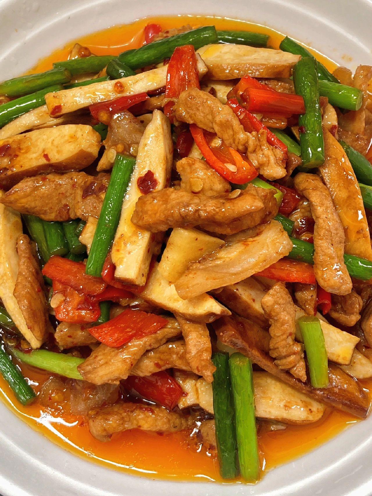 这道菜真的太费米饭了，香干炒肉
超级经典的下饭菜，香干炒肉，可以把蒜苔替换成芹菜