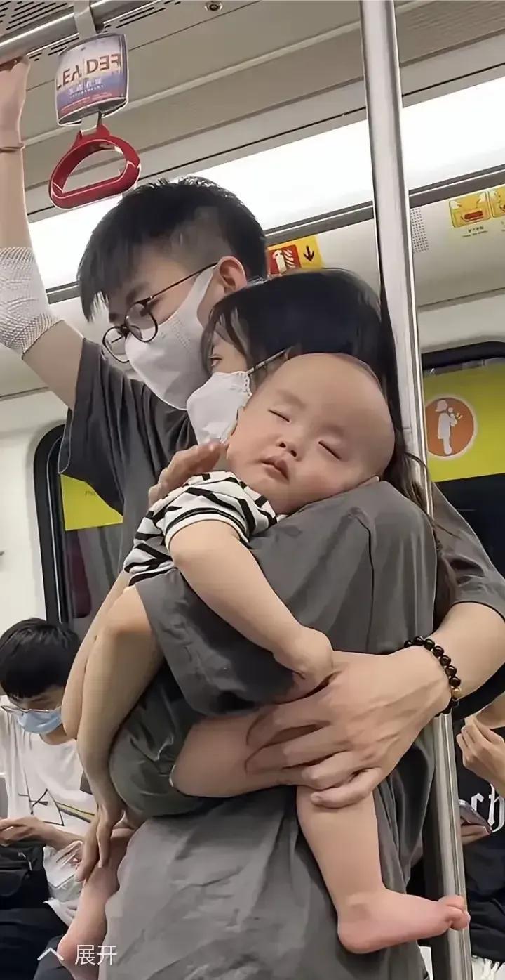 在傍晚下班高峰期的一趟地铁车厢里，人头攒动，车厢里到处都挤满了乘客，此时此刻，一