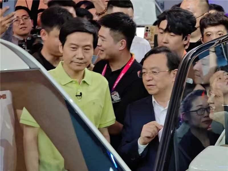 雷军现身2024北京国际车展比亚迪展台，并与王传福一起参观了方程豹豹5，雷军还称