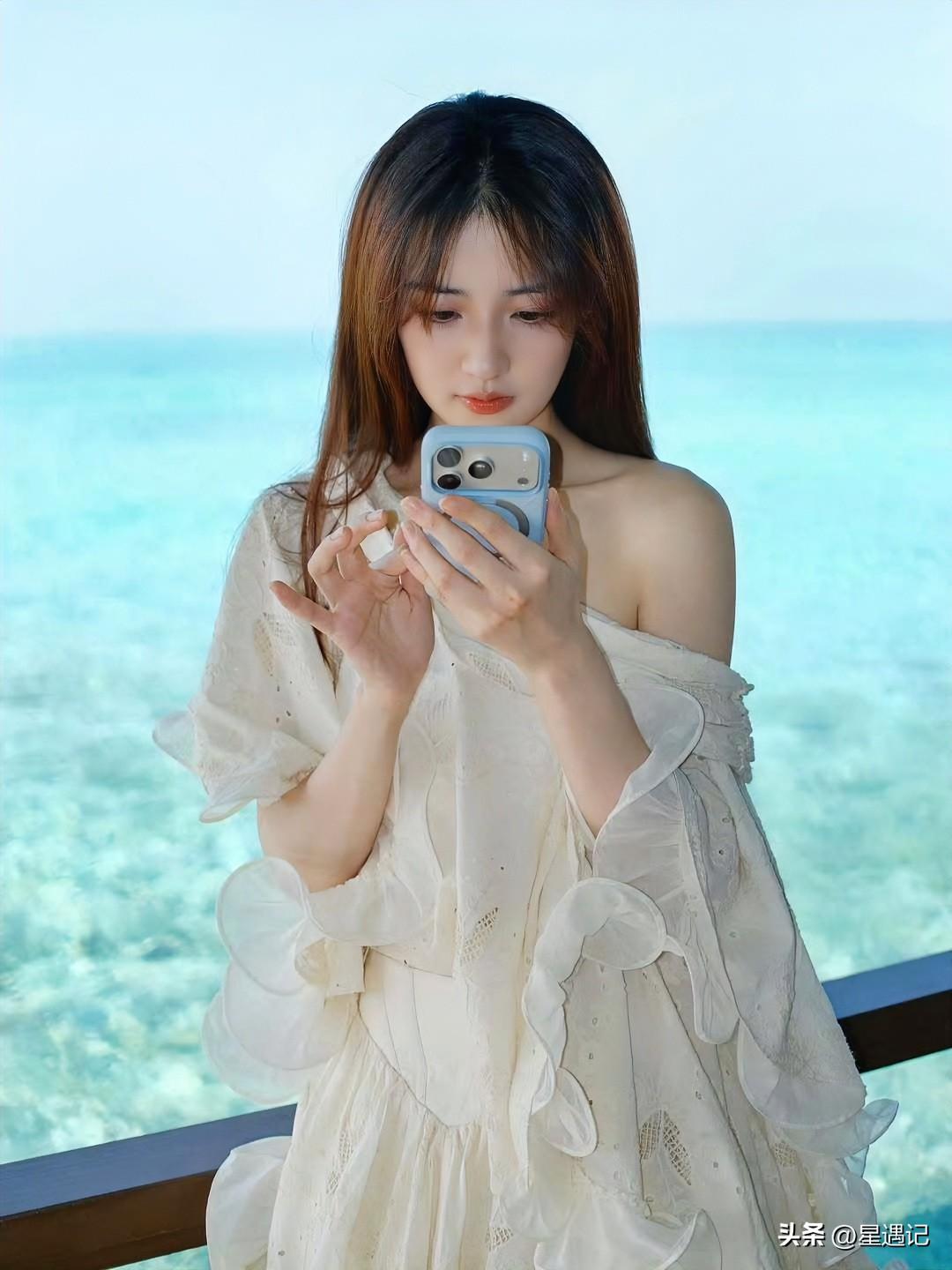 徐璐对着手机屏幕，是在记录海景，还是在等待某个人的消息？