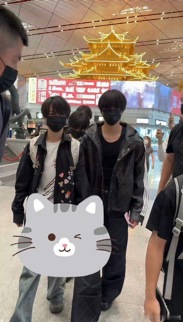 Tf四代回重庆考试Tf四代回重庆学考 张桂源王橹杰张函瑞杨涵博飞重庆了 ，回去考