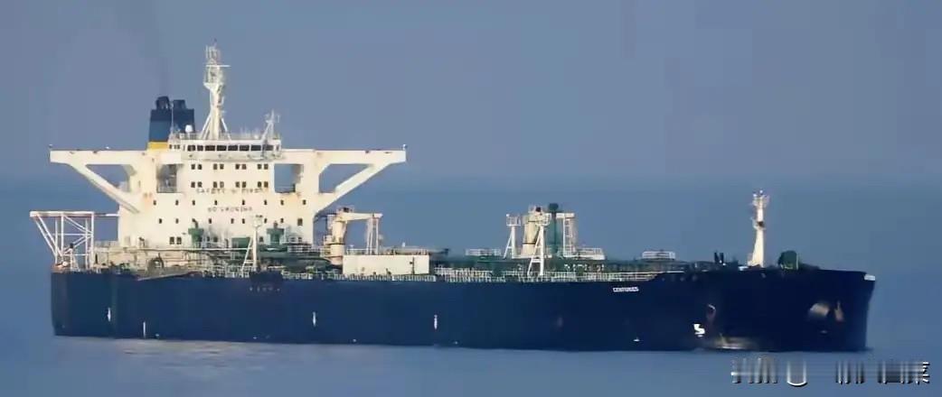 美军的“海盗旗”，这次直接撞上了钢铁墙！就在刚刚，美国海岸警卫队的突击艇，试图强