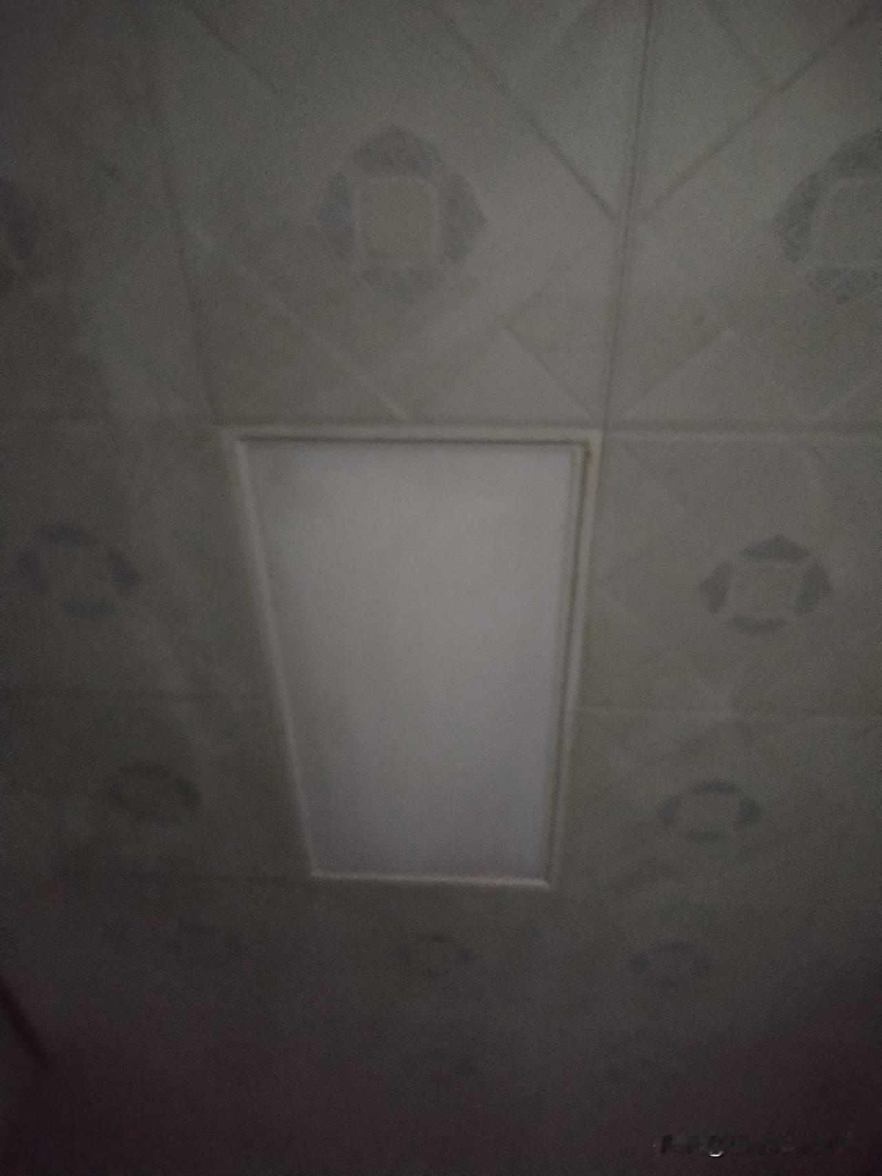 真的是屋漏偏逢连夜雨哟！
前几天花了200元，把坏了两三年的客厅灯换了，不曾想厨