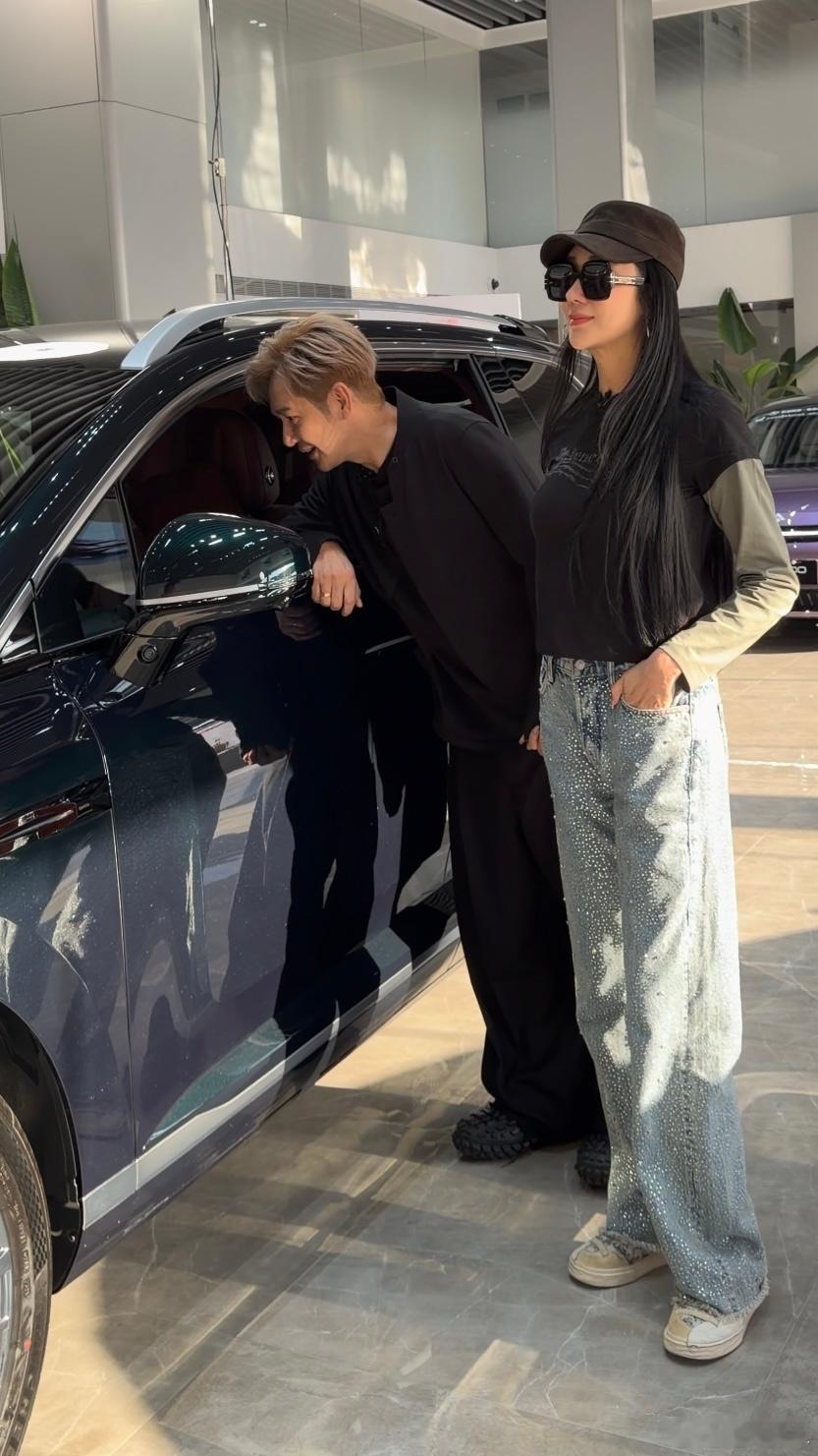 陈浩民蒋丽莎现身昊铂上海门店 官方暖心互动引关注近日，艺人陈浩民与妻子蒋丽莎现身