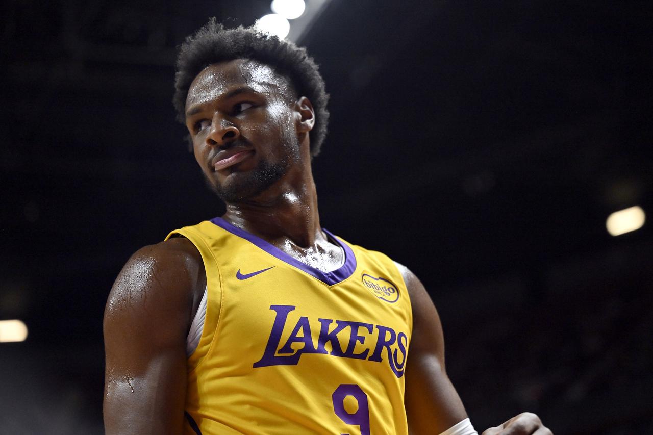 在今天刚刚结束的一场NBA季前赛中，湖人又输球了，湖人81-103惨负鱼腩太阳。