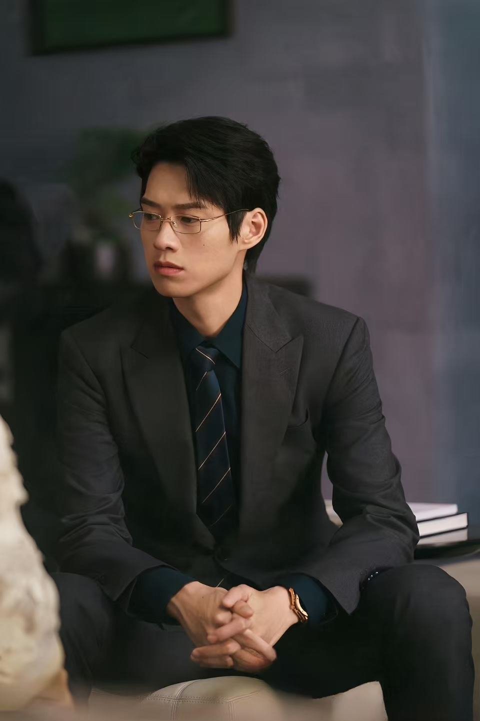 起猛了在综艺里看到了孟宴臣周五晚高疯 王传君太会拍了！车门打开、长腿迈出、风衣微