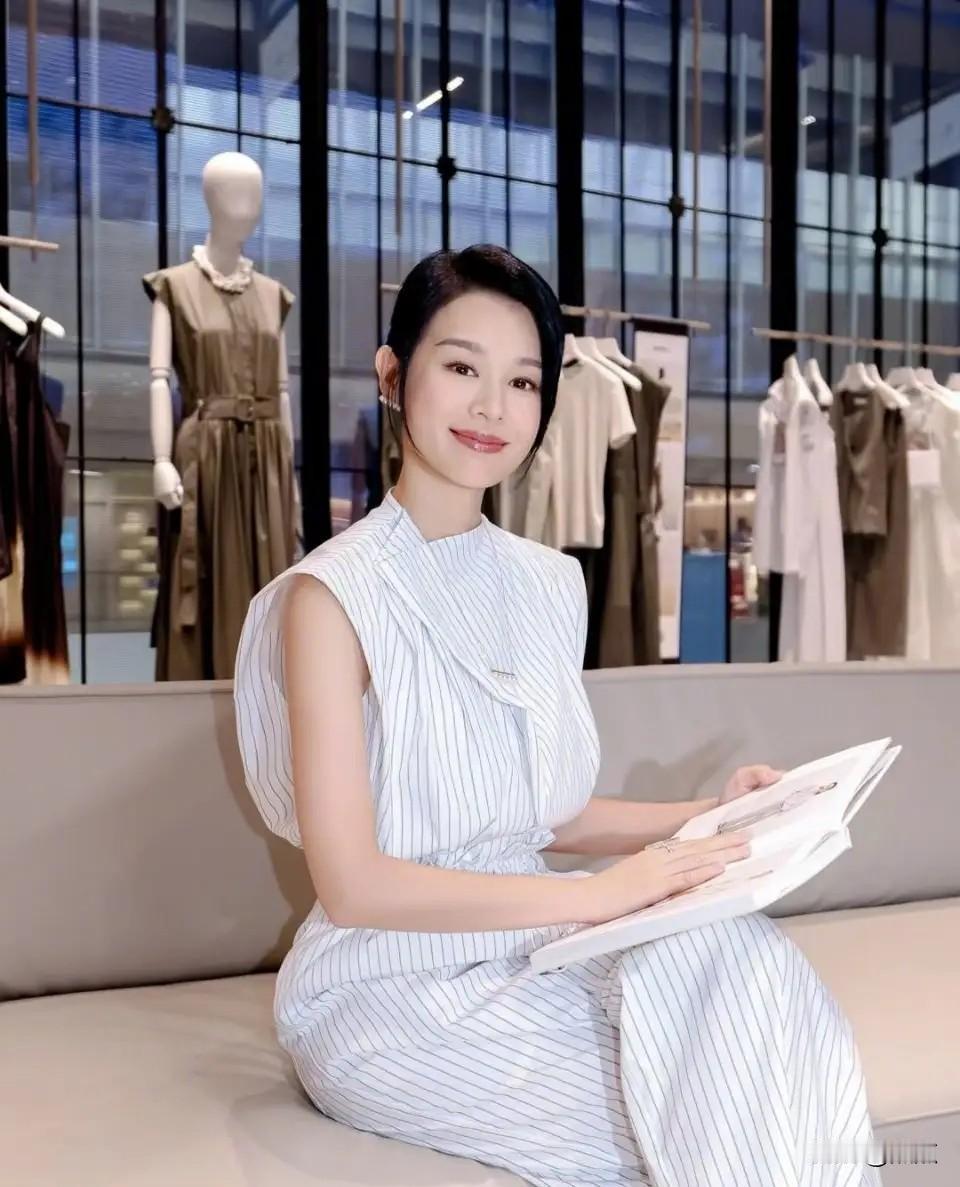 真的不必一味羡慕胡杏儿。
 
我们很难活成她的样子，单单一份清醒的及时止损，就已