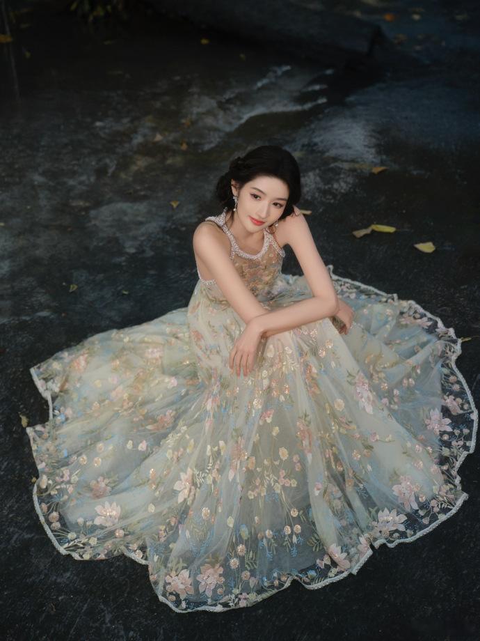 王玉雯是公主来的吧 王玉雯是公主来的吧，简直就是童话里的公主走到了我的现实生活呀