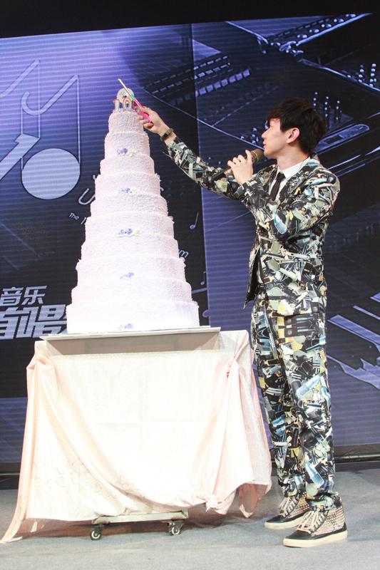 林俊杰官宣和网红七七的恋情，又让“天王”配网红的组合引发关注。这些年，郭富城、周