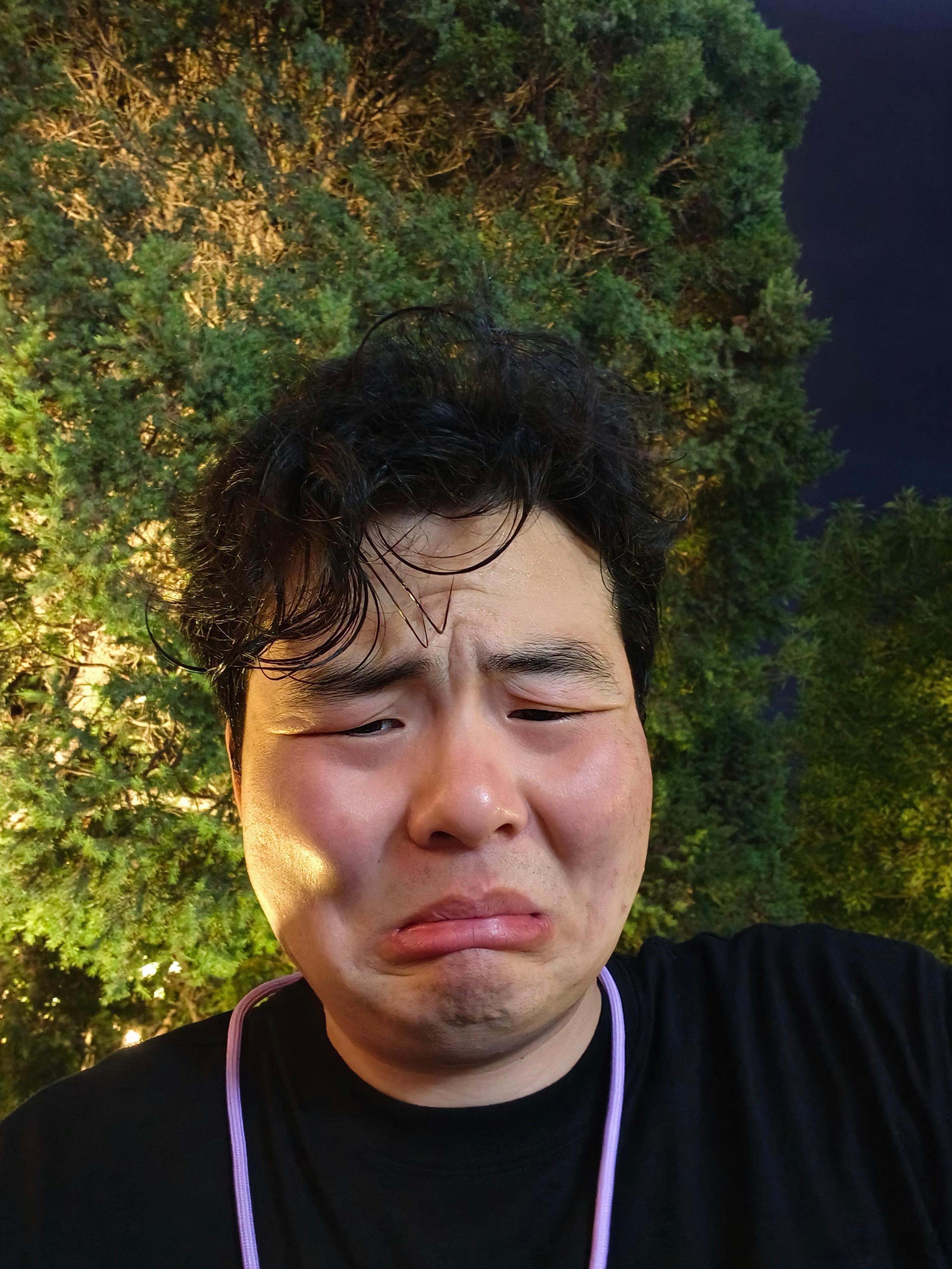 成年人的情绪波动往往只在一瞬间。图1：转了一圈没找到水，快脱水了。图2：喝上了。