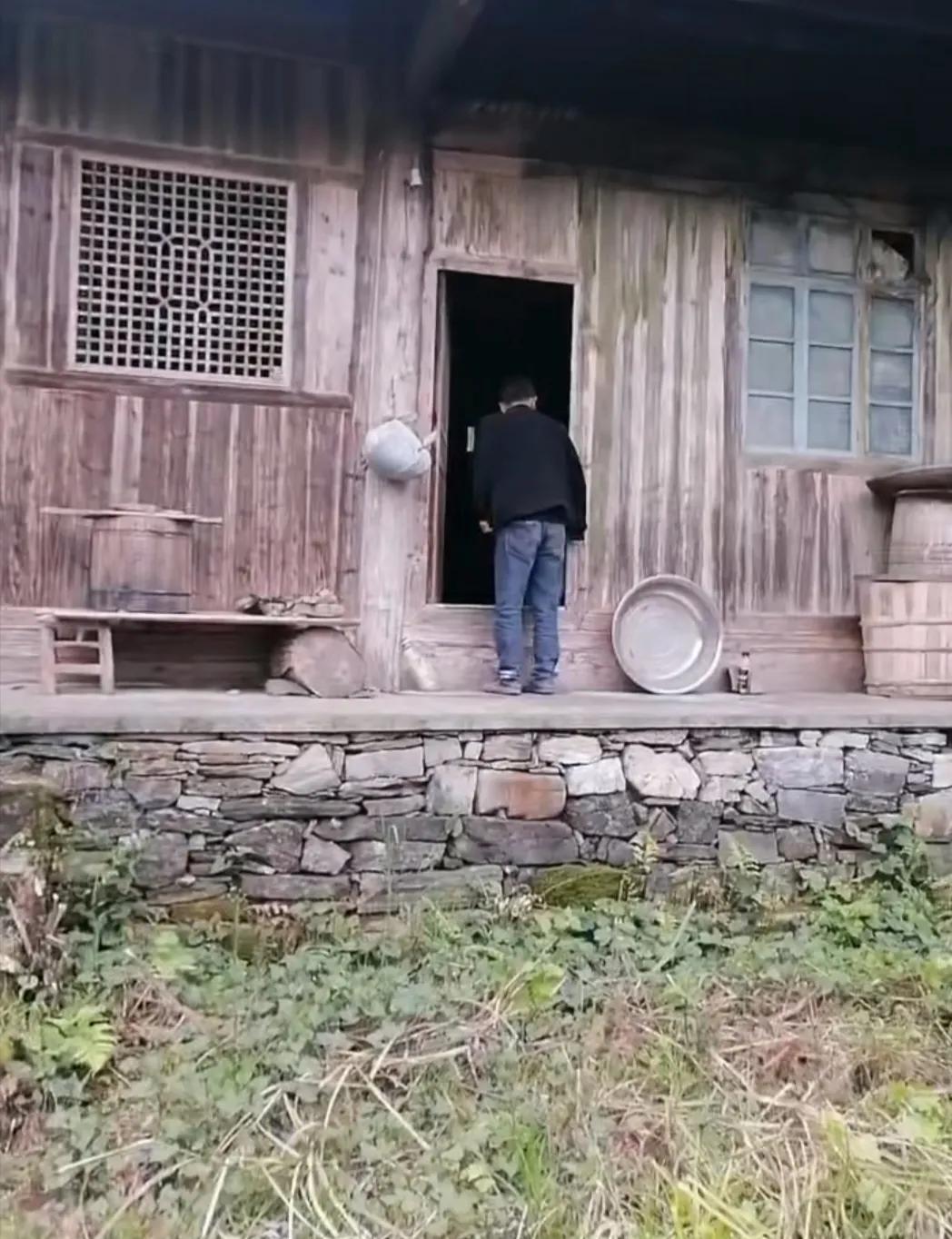 几年前，我湖北的朋友邀我和儿子到她家去玩，经过了长途跋涉，坐在车上看到了下面的万