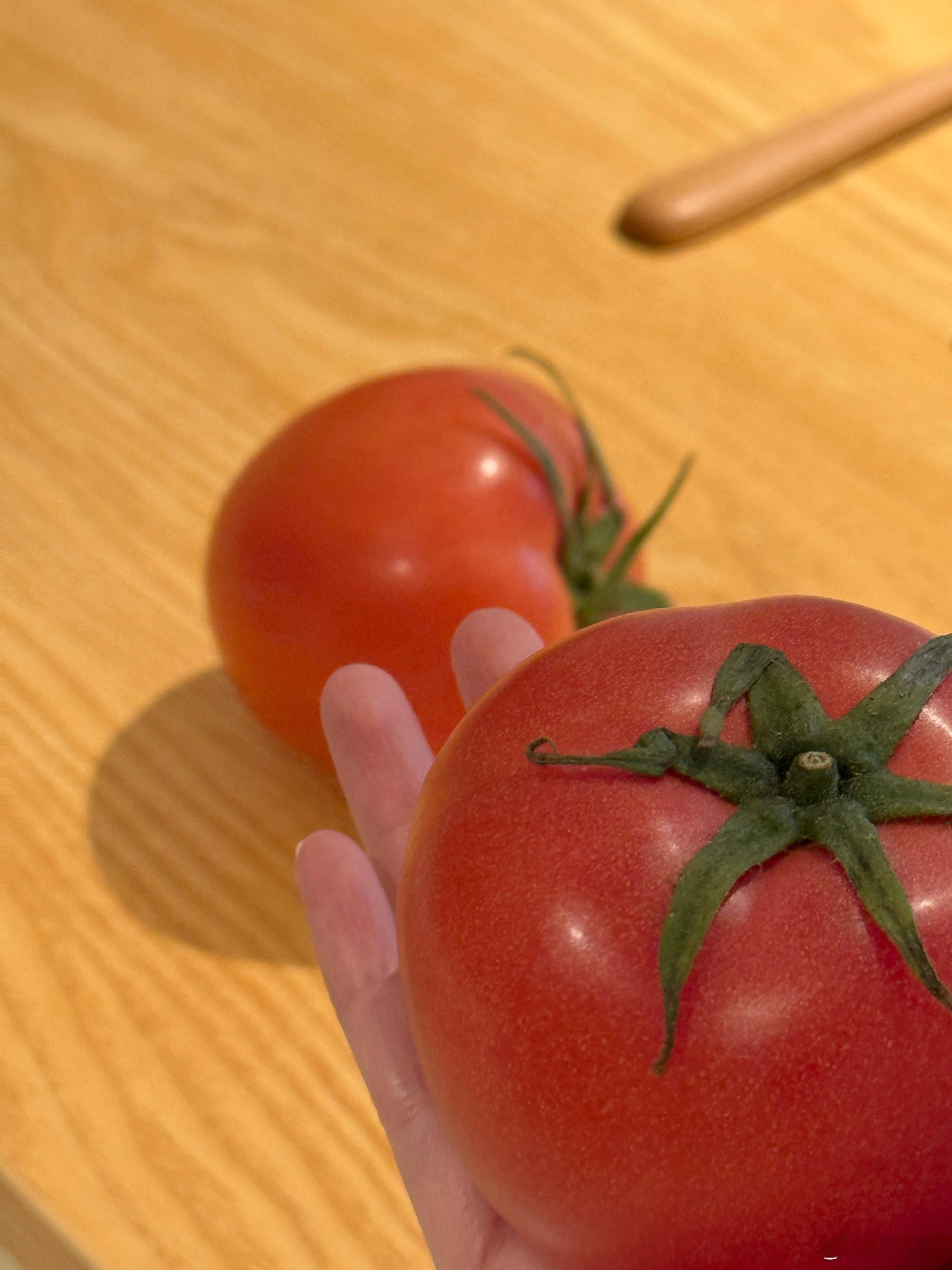 🛋️🍅冷冷的天 暖暖的家冬天总爱给家里添些浓烈的色彩还有洗得发旧却愈发柔软的