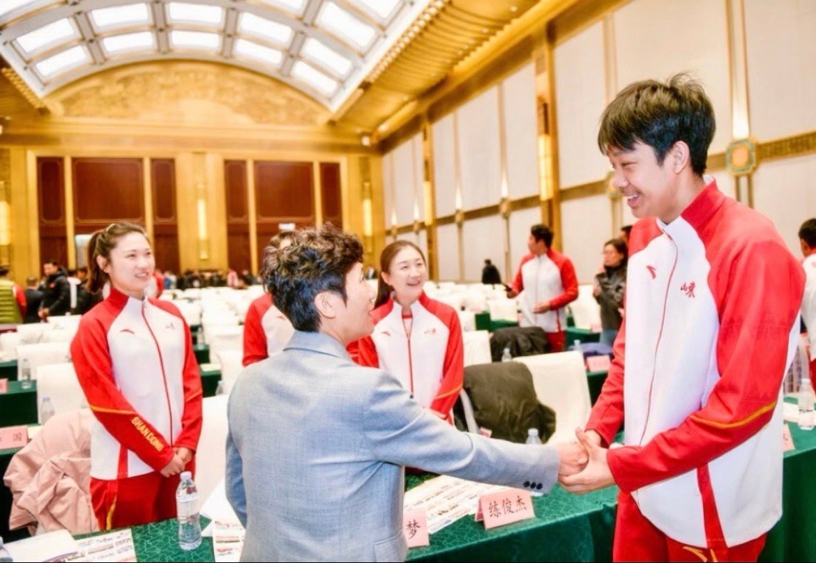 可爱姐姐下次见面可不可以用这种眼神看我虽然我真的没办法为山东拿下五块全运会金牌