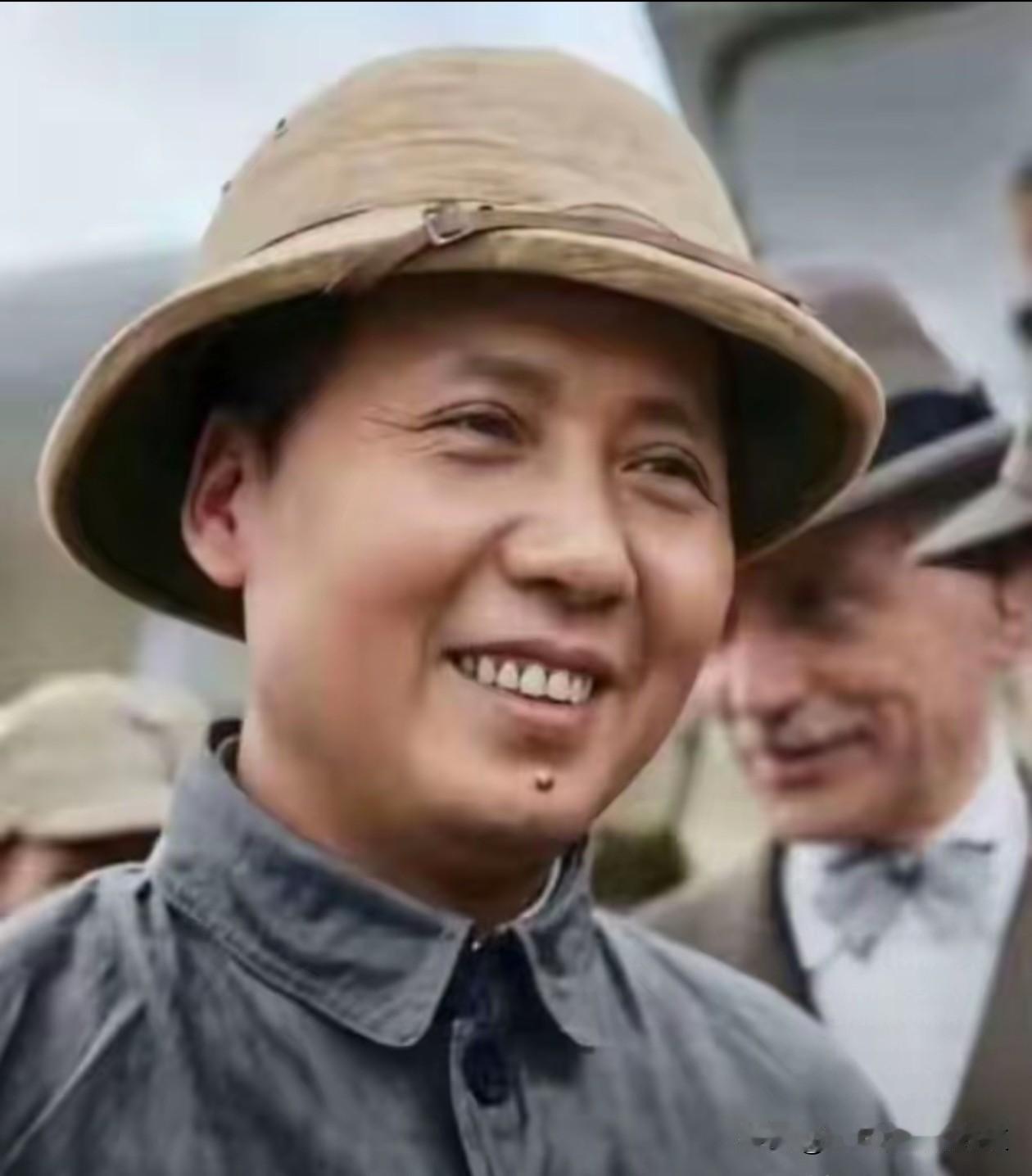 照片上毛主席赴重庆谈判时留下的珍贵影像。

他头戴遮阳盔式帽，身着朴素的灰布中山