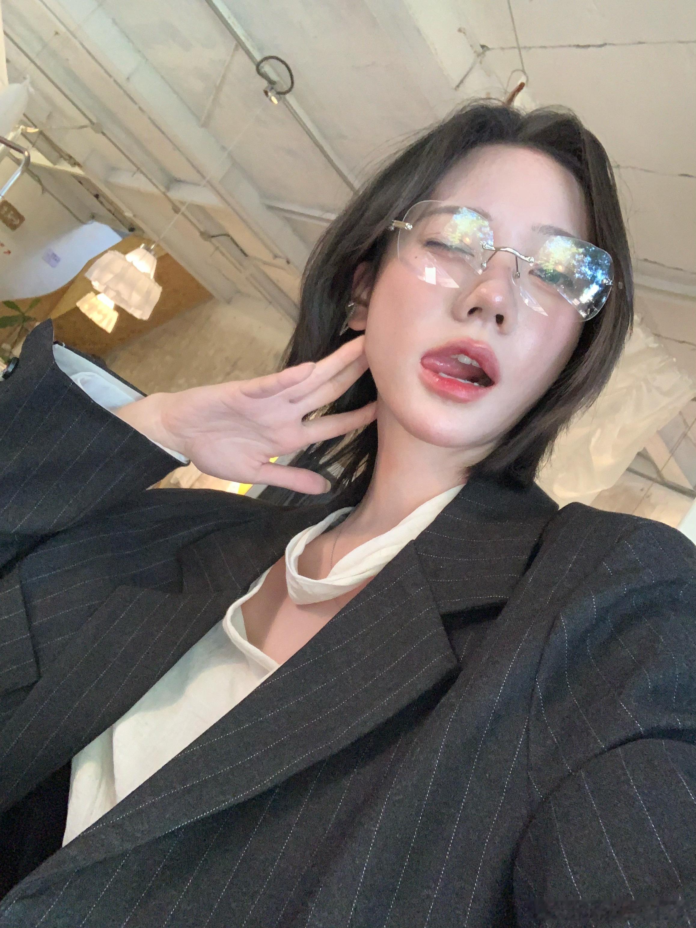 张紫宁近照更新[舔屏]小舌头太诱人了 ​​​