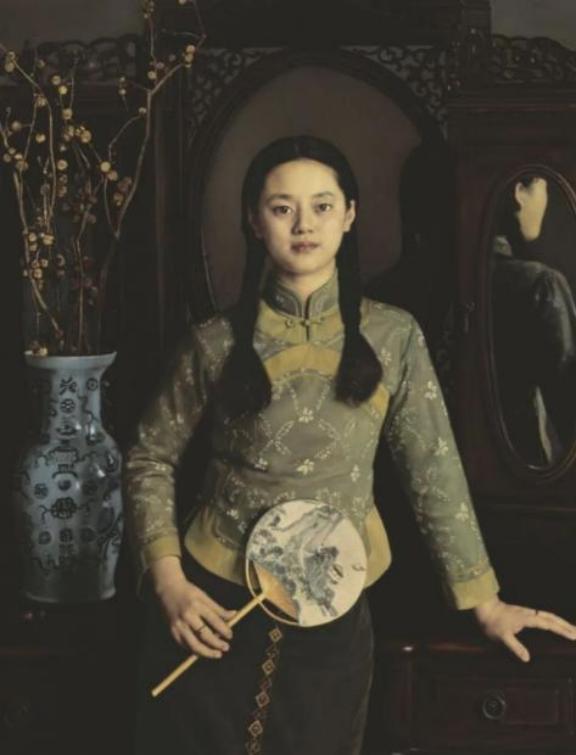 1986年，一位画家迎娶了自己的人体模特。在新婚之夜，他不做俗人之举，为一丝不挂