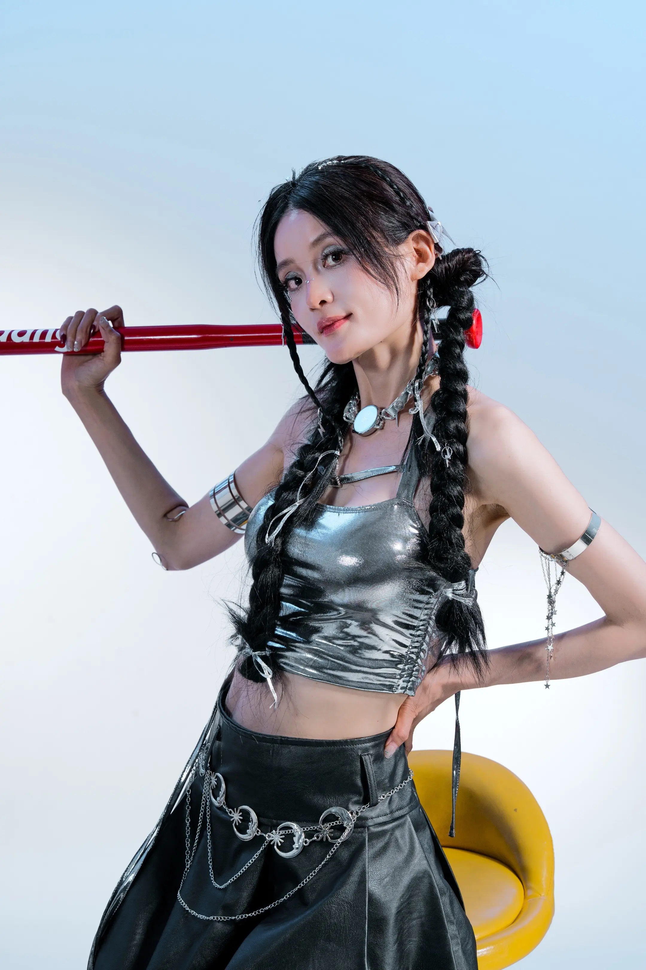 Y2K酷飒辣妹写真。不会摆动作，拍照不上镜。一组辣妹写真参考