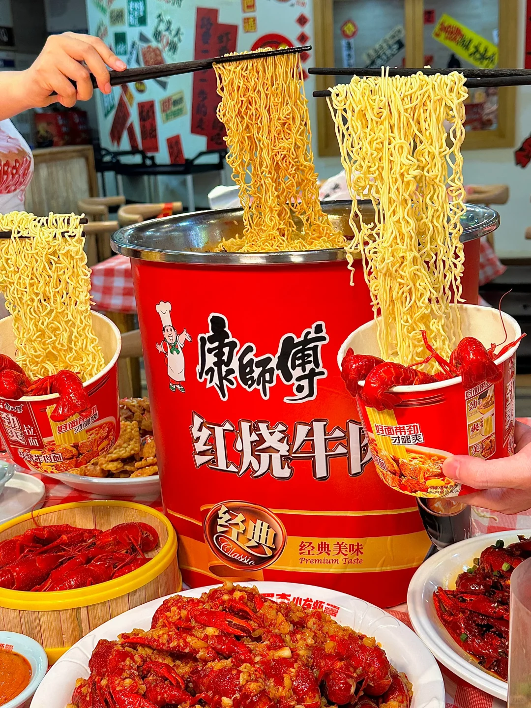 重庆好癫啊！！巨巨巨无霸龙虾泡面桶