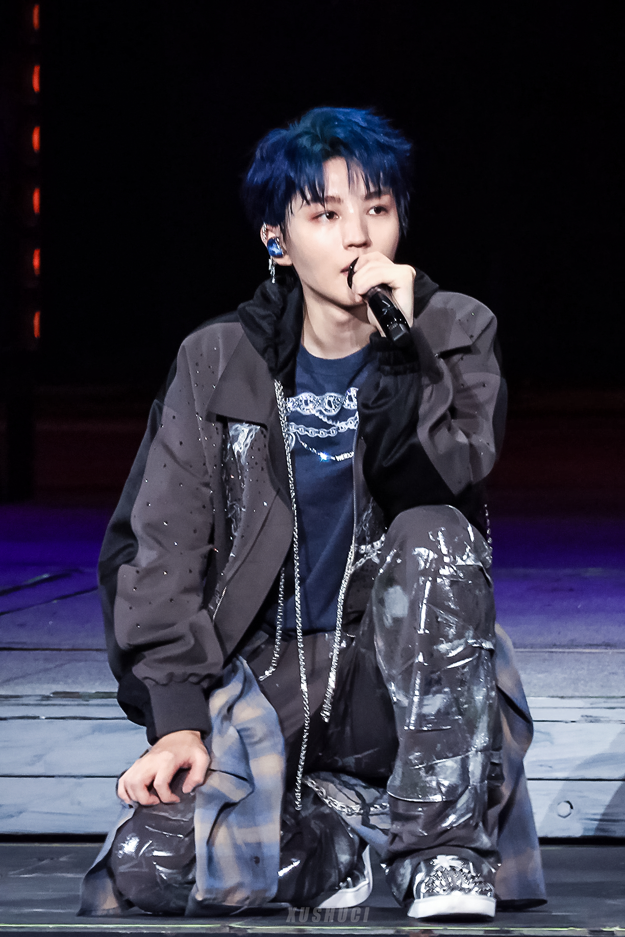 王俊凯当潮汐漫溢巡回演唱会 即使某天征服了全世界 我也只想亲吻你的脸. ​​​