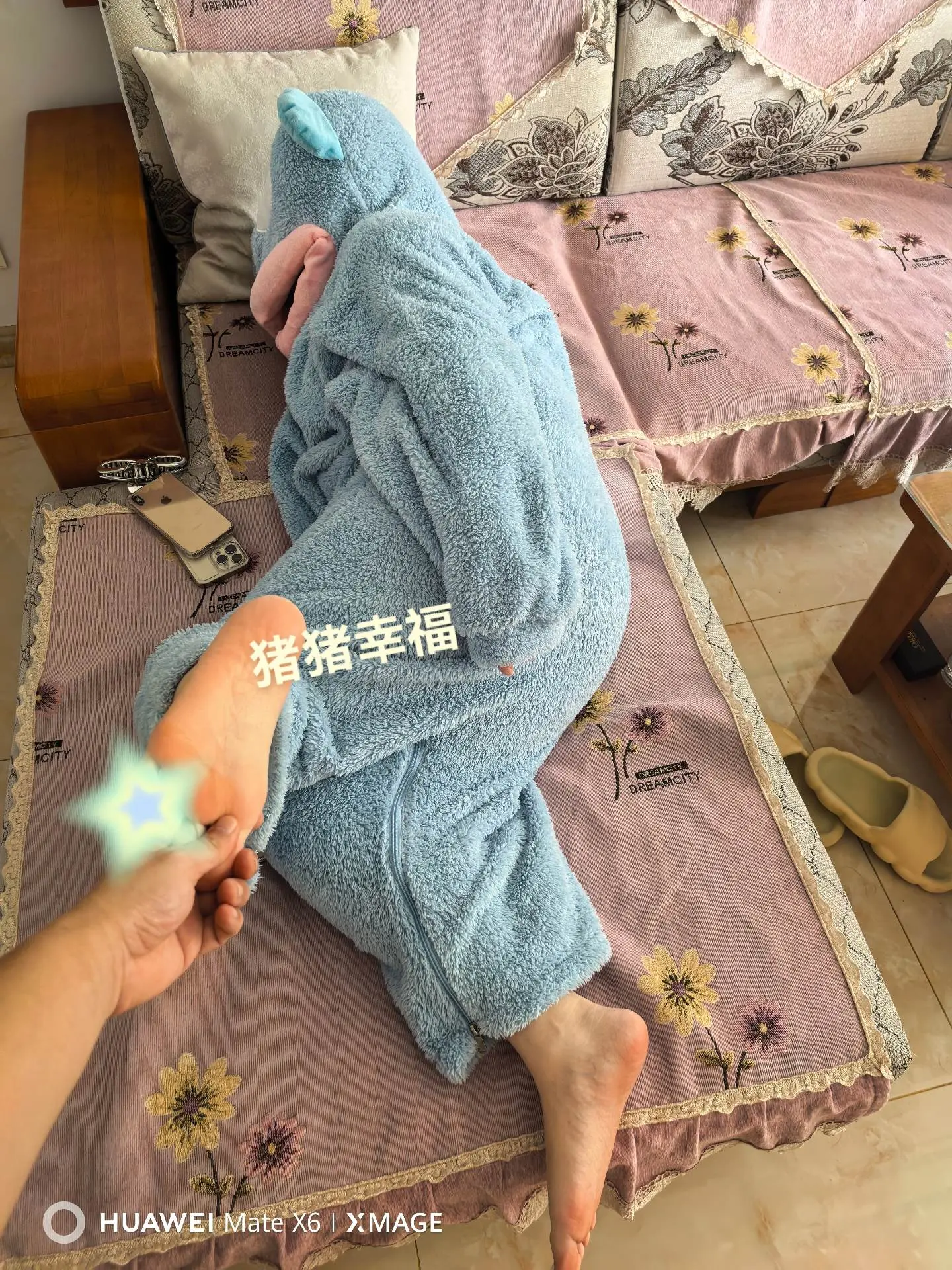 过了这个红绿灯路口，我要拐弯了。