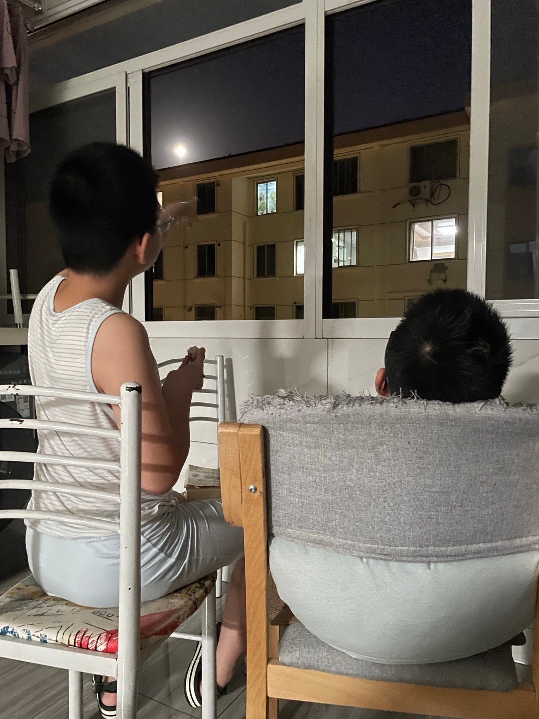 [笑cry]俩人坐窗户旁边赏月🎑 ​​​