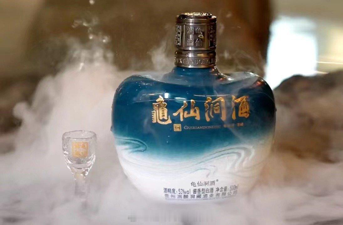 龟仙洞的酒瓶设计很有意思，比如新款青峰的设计中，我们可以看到是很明显的元宝瓶型。