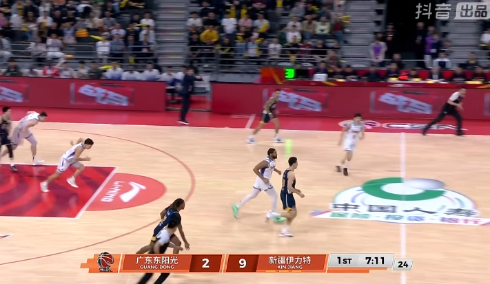 不是。。。。。这是要跟球迷打擂台是吧？怎么又是这种开局，打到哪算哪的。广东男篮v