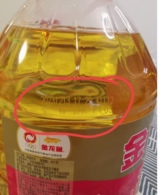 过期油到底能不能吃啊？
趁着天气好，我把柜子彻底翻了一遍。好家伙，竟然找出了大大