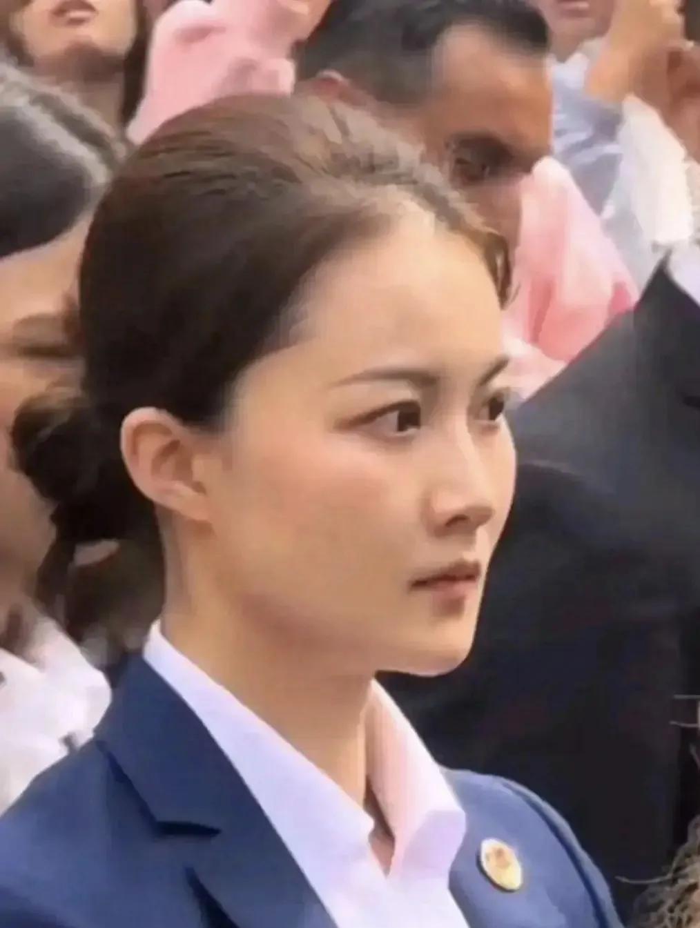 她差中南海女保镖严月霞不是一点点

经常在抖音里刷到一个女士，装扮成中南海女保镖