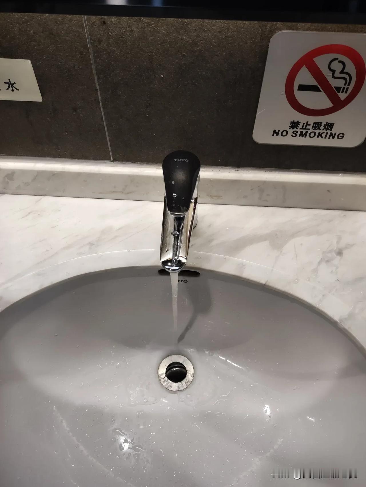温岭真是个缺水的城市，也是一个非常讲究节水的城市。来到温岭街头的洗手间，一开始进