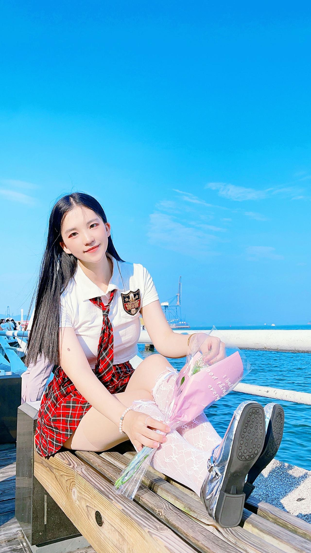 红色短裙搭配小腿袜美女 小腿袜 短裙 黑丝