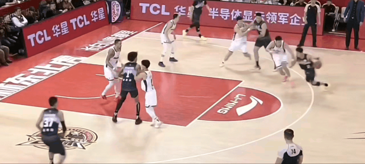 这个球居然进了，真是秀翻全场了！
不知道怎么回事，感觉这是我见过的最猥琐的双后撤